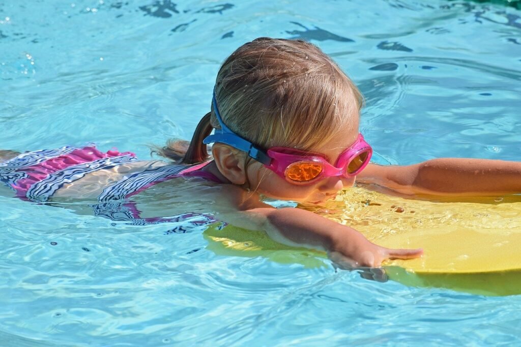 Como ensinar crianças a nadar?